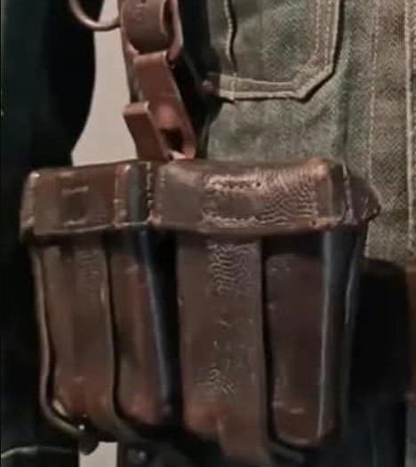 Cartuchera triple de cuero para peines del Kar 98k, colgada del correaje.