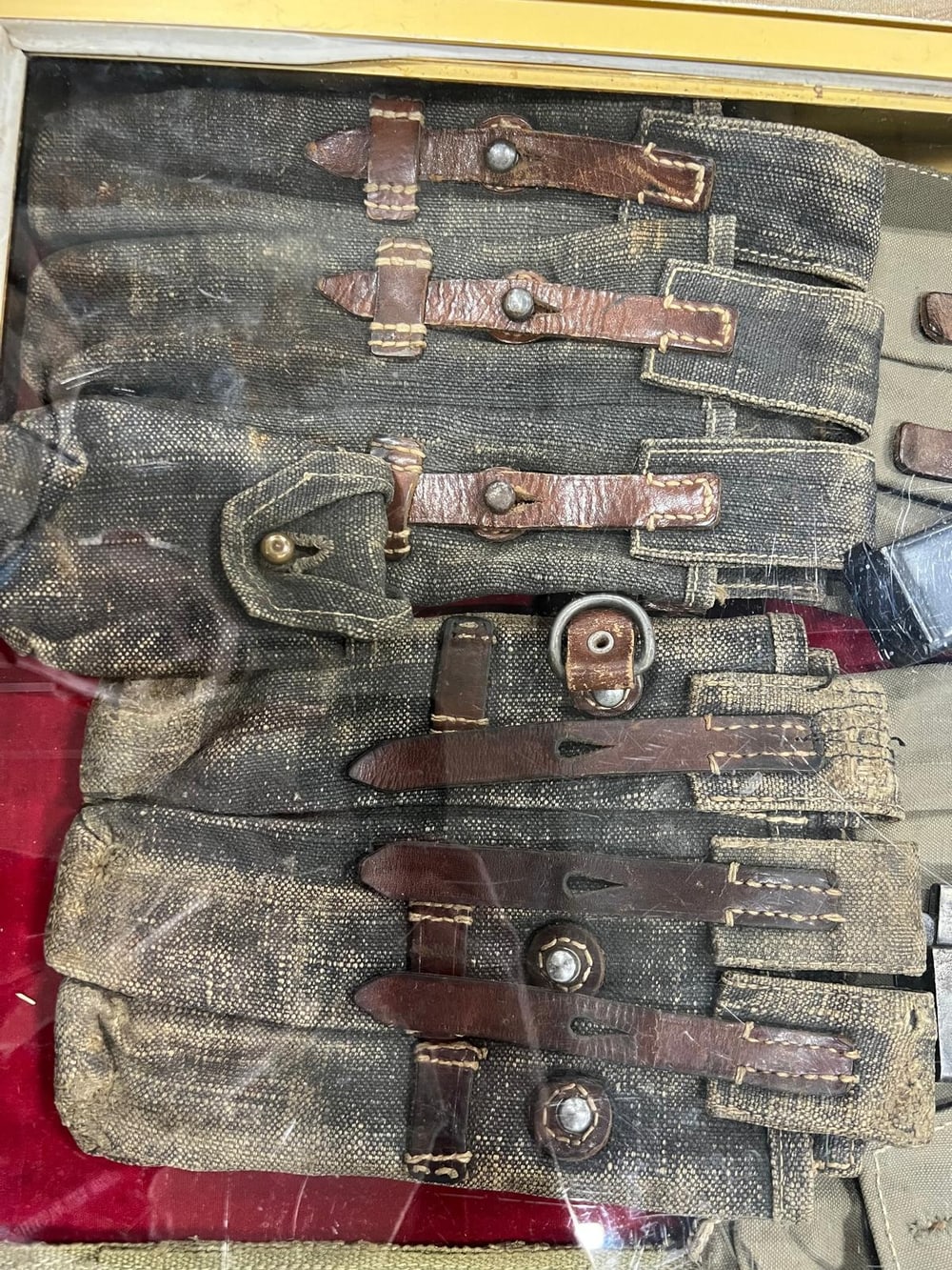 Cartucheras de lona y cuero para los cargadores del subfusil MP40, con el desgaste del uso real.