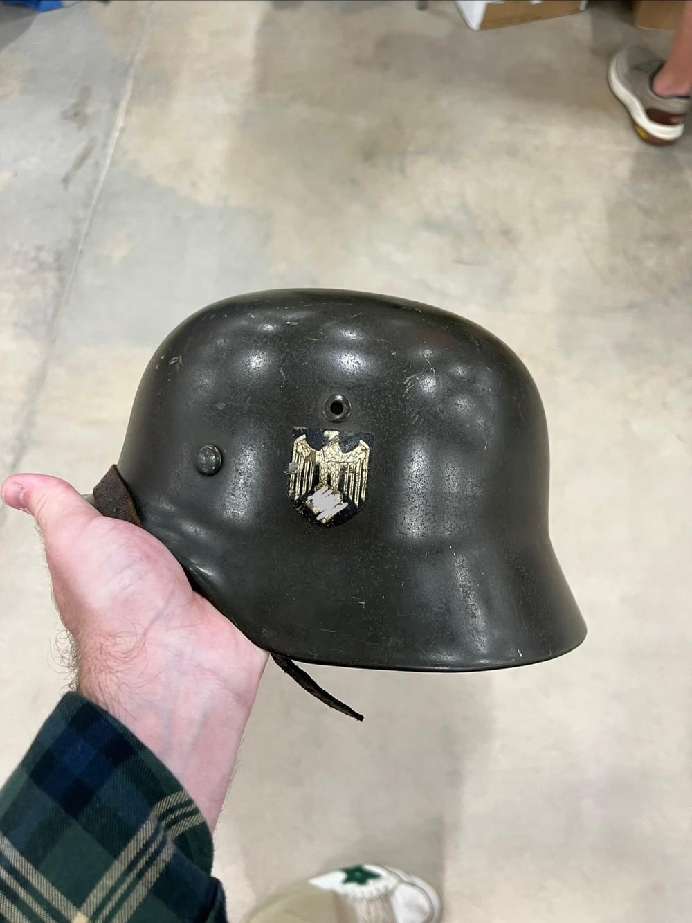 El mismo casco por el otro lado: la calcomanía del águila del Heer, con el símbolo tapado (§ 86a StGB).