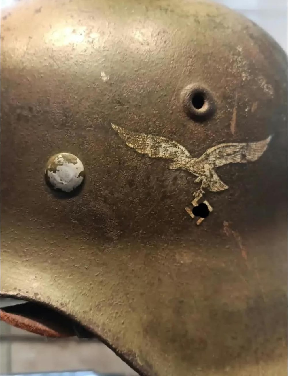 El emblema de la Luftwaffe en el lateral y, justo debajo, el impacto. Las calcomanías aguantan; la chapa no.