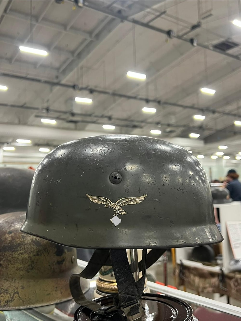 Casco de paracaidista alemán (Fallschirmjäger) con la calcomanía de la Luftwaffe y su atalaje de cuero. El símbolo va tapado (§ 86a StGB).