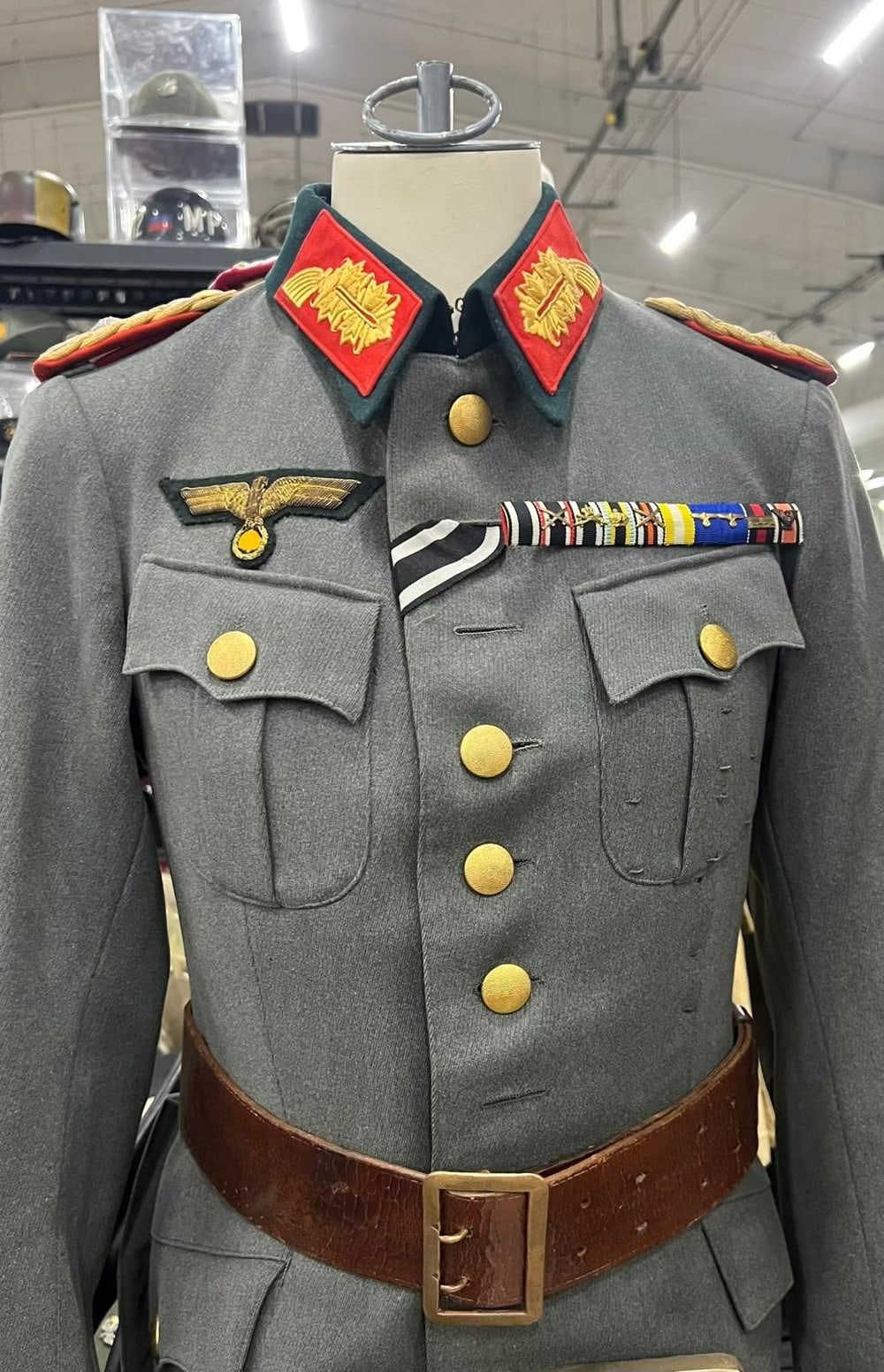 Guerrera de general del Heer: parches de cuello rojos con bordado dorado, botones dorados, pasador de cintas y cinta de la Cruz de Hierro. El símbolo del águila va tapado (§ 86a StGB).