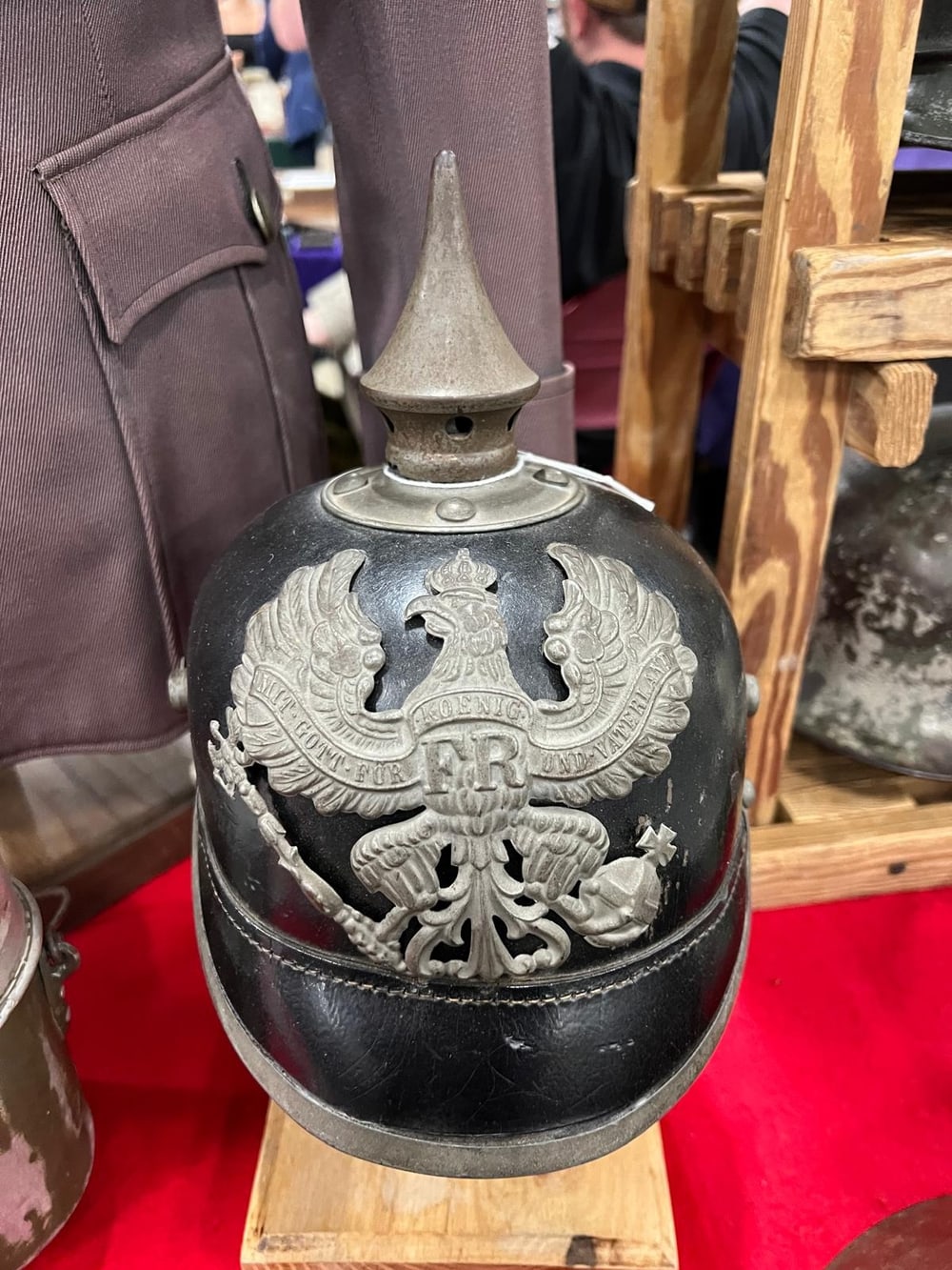 Casco de pincho (Pickelhaube) prusiano de la Primera Guerra Mundial: cuero negro, pincho y placa del águila con el lema «Mit Gott für König und Vaterland».