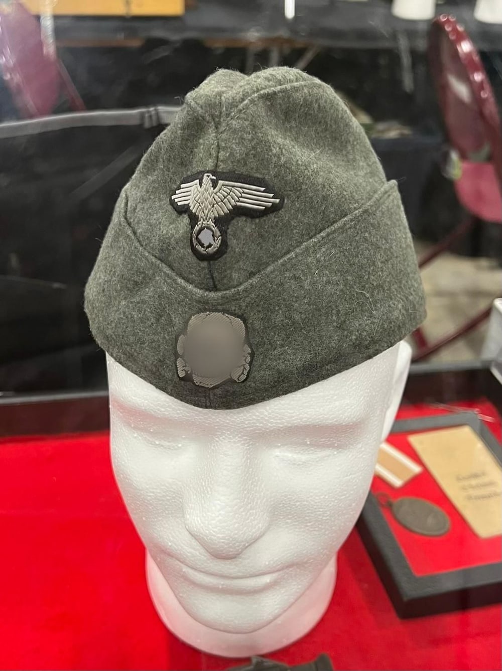 Gorrillo M40 (Schiffchen) de las Waffen-SS, Segunda Guerra Mundial. El águila y la calavera van tapadas (§ 86a StGB).